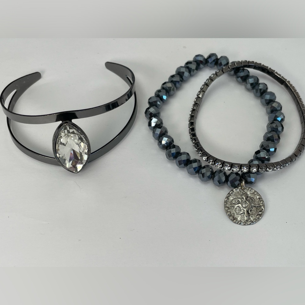 Toss Me A Tiara and Beaded Bracelet Set - Picture 3 of 7